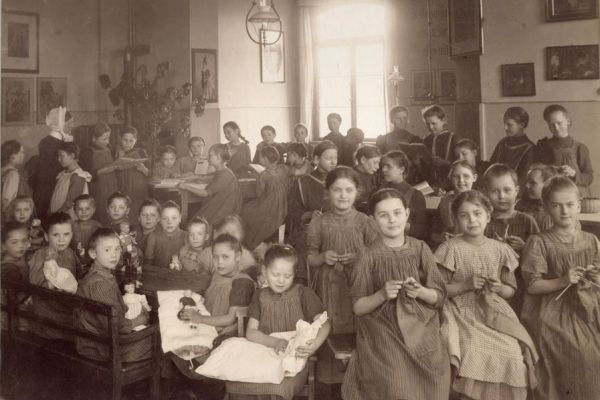 Arbeitssaal der Schulkinder 1914 oder früher