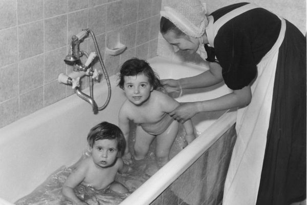 Diakonisse Herta Kummetat mit Kindern im neuen Bad