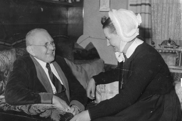 Diakonisse Ida Dietrich und Bewohner Herr Knaupel