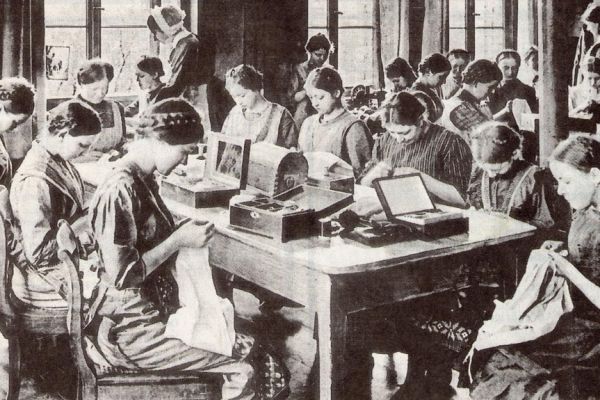 Nähstube der Bildungsschülerinnen - 1914 oder früher