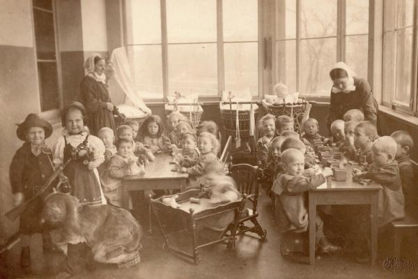Pflegekinder auf der Veranda 1914 oder früher