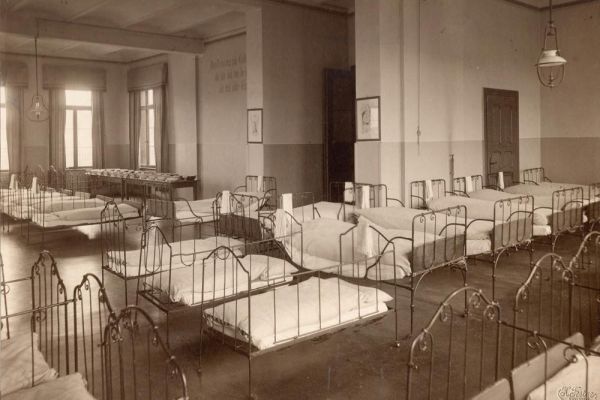 Schlafsaal der Schulkinder 1914 oder früher