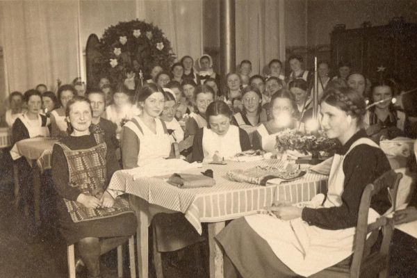 Weihnachtsbastel der Bildungsschülerinnen