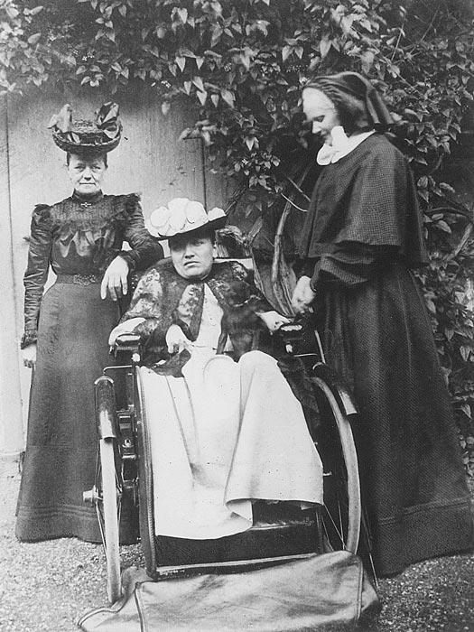 Die Stifterin Anna Mücke, ihre gelähmte Tochter Louise Mücke und eine Pflegeschwester