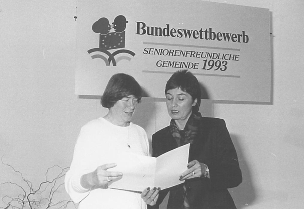 Übergabe des Bundespreises von Ministerin Hannelore Rönsch an die Anna Margarete Herzberger, Leiterin des Kindergartens